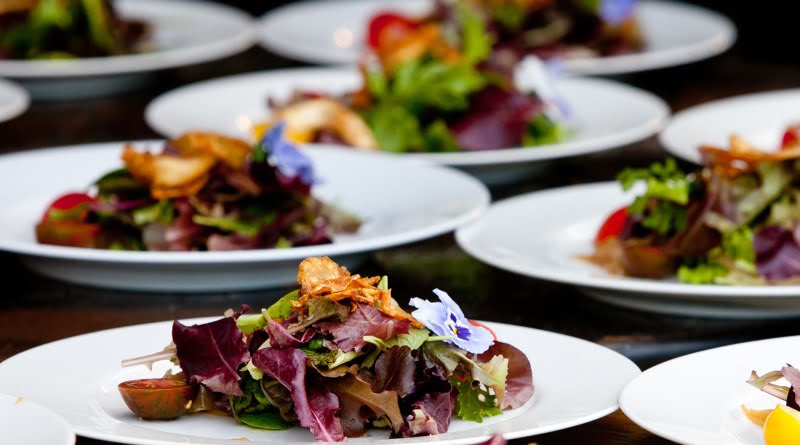 Pratos de comida em restaurante