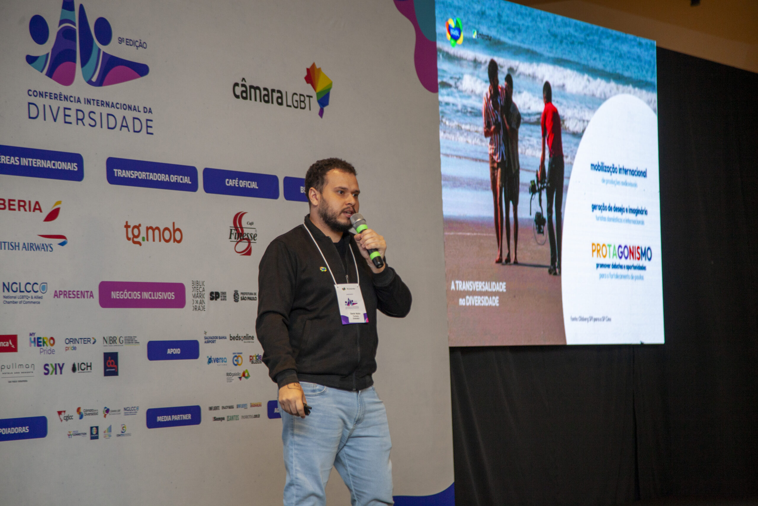 Plateia assiste à exibição do curta “Entre Sinais e Marés” durante a 9ª Conferência Internacional da Diversidade.